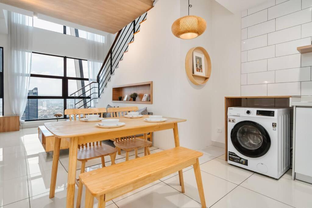Arte Mont Kiara-balcony-netflix-muji-6pax Pangsapuri