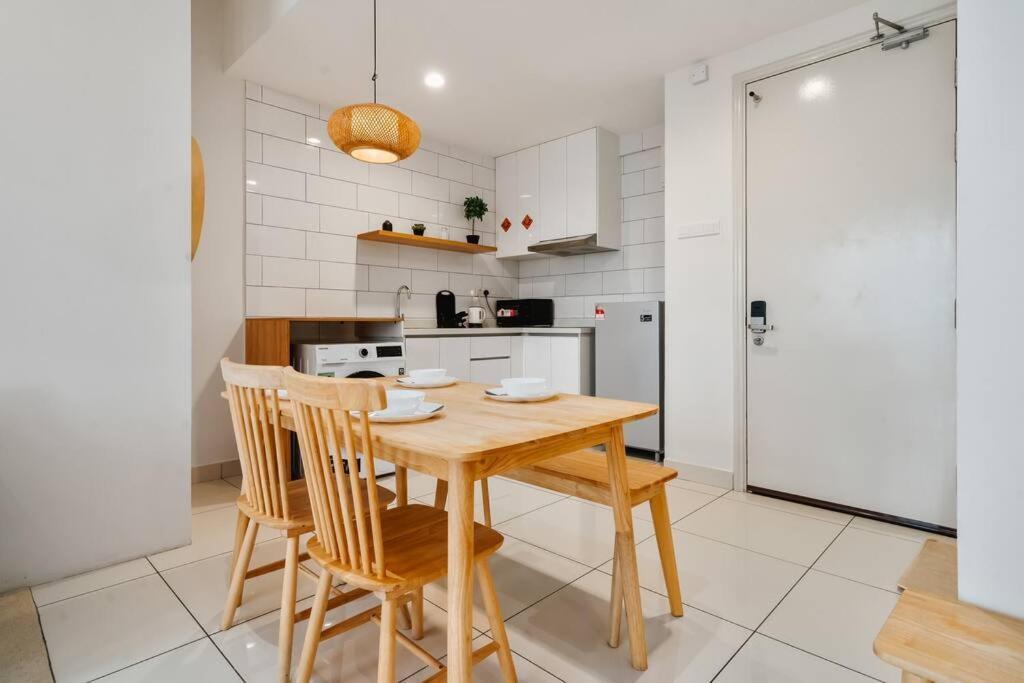 Apartment Arte Mont Kiara-balcony-netflix-muji-6pax *