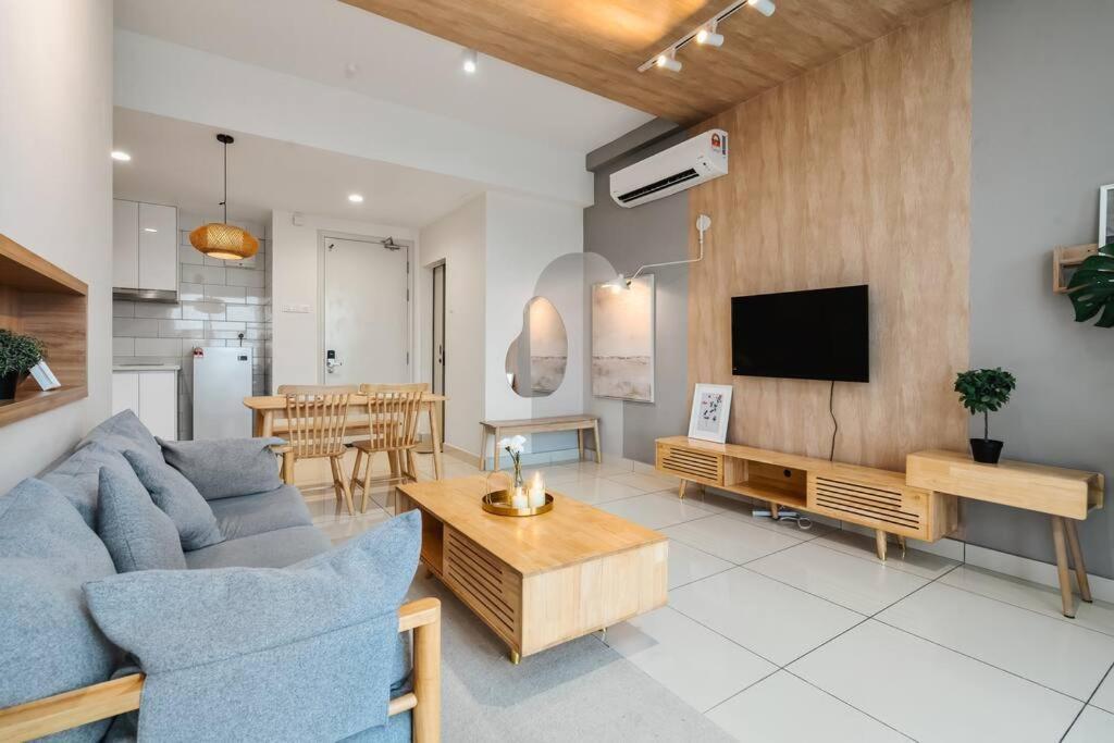 Arte Mont Kiara-balcony-netflix-muji-6pax