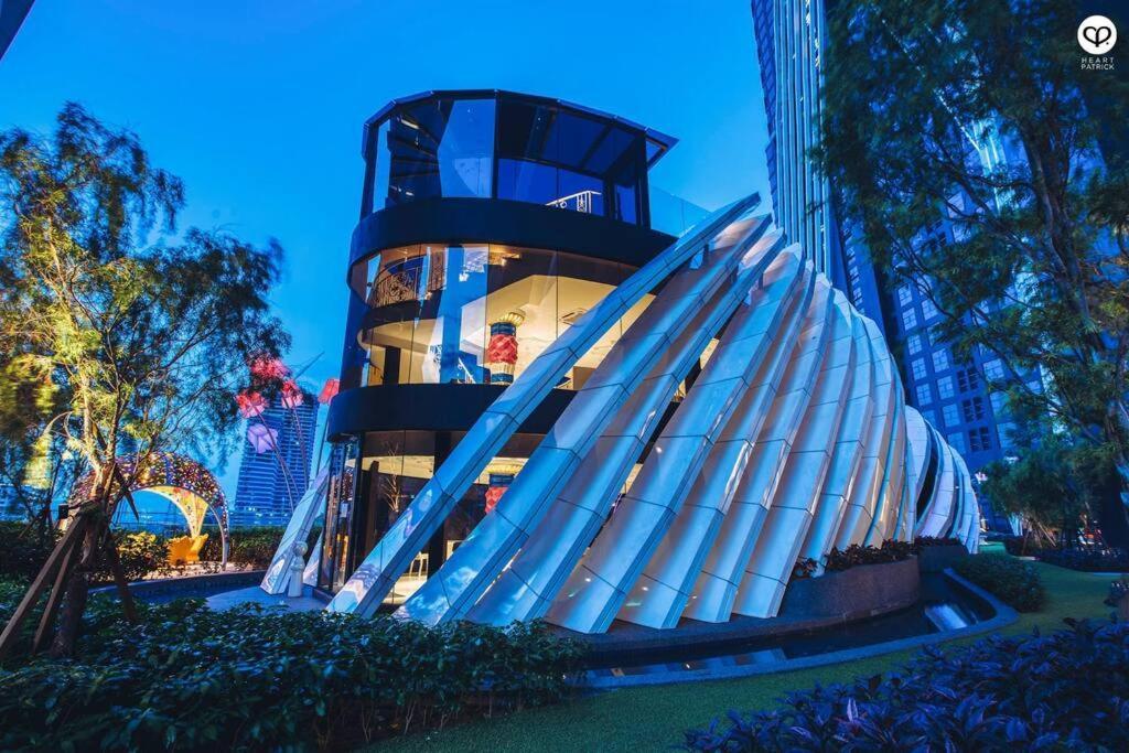 Arte Mont Kiara-balcony-netflix-muji-6pax Pangsapuri *